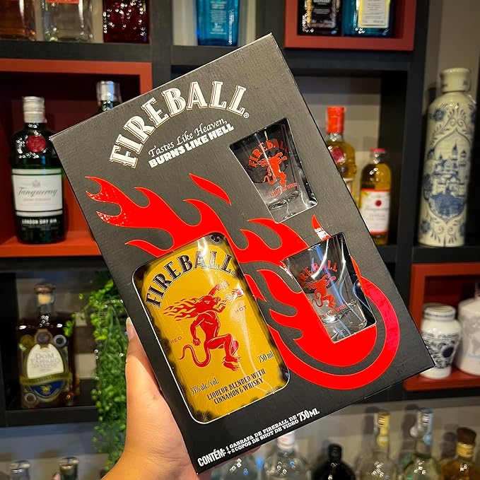 Kit Licor de Whisky Fireball 750ml + 2 Copos Shot